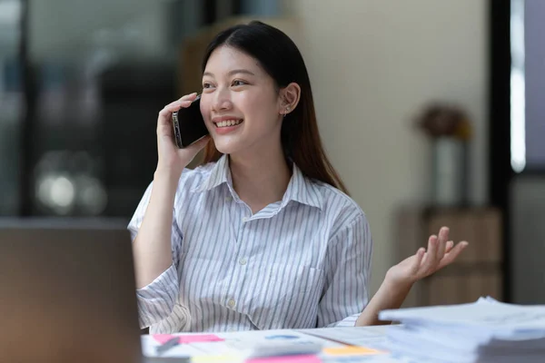 Mutlu Asyalı Kadını Müşterisiyle Telefonda Konuşuyor — Stok fotoğraf