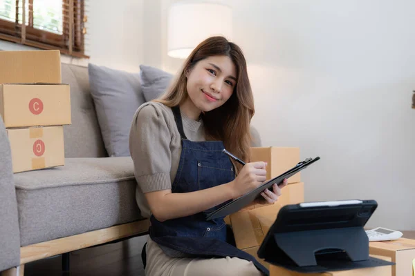 Empresario Pequeña Empresa Startup Mujer Asiática Independiente Usando Ordenador Portátil — Foto de Stock