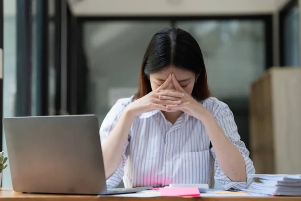 Estressado Asiático Mulher Negócios Preocupar Com Muitos Documento Mesa Escritório — Fotografia de Stock