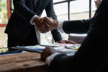 İş ortaklığı toplantısı konsepti. İmaj işadamlarının el sıkışması. Başarılı iş adamları iyi bir anlaşmadan sonra el sıkışıyorlar. Grup destek kavramı.