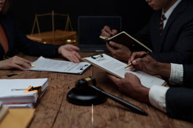 Danışman avukat konsepti için ofis işyerinde çalışan ve tartışan bir grup avukat. Hukuk, hukuk hizmetleri, tavsiye, Adalet kavramı.