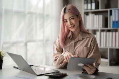 Asyalı İş kadını, cep telefonuyla konuşan iş ekibiyle teknik fiyat grafiğini ve göstergeyi analiz etmeye çalışıyor. Hesap ya da tasarruf parası ya da sigorta kavramı.