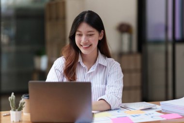 Asyalı İş kadını teknik fiyat grafiği ve göstergesini analiz etmeye çalışıyor. Hesap ya da tasarruf parası ya da sigorta kavramı.