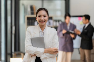 İşletme danışmanı grubu büyük veriler üzerinde çalışıyor ve şirketin mali belgelerini analiz ediyor.