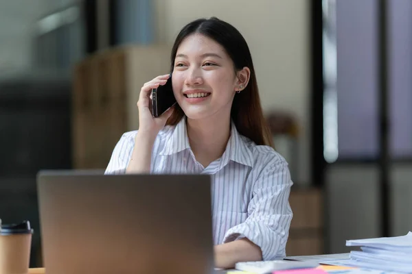 Щаслива Азіатська Ділова Жінка Розмовляє Клієнтом Мобільному Телефону — стокове фото