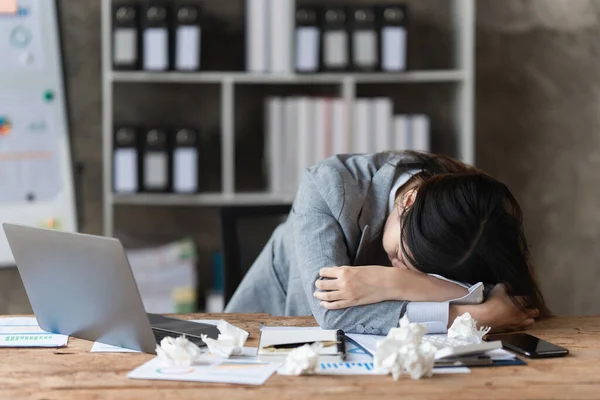 Zestresowana Azjatycka Kobieta Biznesu Martwi Się Plan Marketingowy Tego Roku — Zdjęcie stockowe