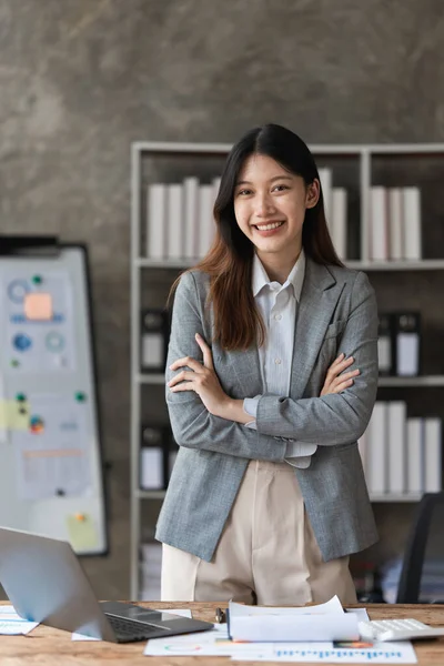 Ofiste Gülümseyen Asyalı Zeki Bir Kadını Gayrimenkul Avukat Kar Amacı — Stok fotoğraf