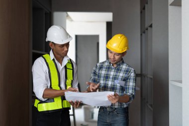 Mimarlık planının planlarıyla çalışan mimar takımı, bir inşaat projesi çizen mühendis, yeşil enerji konsepti.