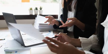 Fon yöneticisi ve muhasebeci grubu, yolsuzluk hesabının soruşturulması için dijital tablet üzerindeki veri belgelerini kontrol ediyor .