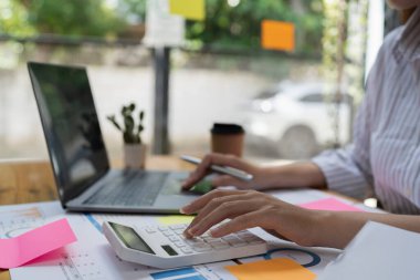 İş Belgeleri, Denetçi iş kadını belgeleri araştırıyor evrakları hazırlıyor ve analiz için rapor hazırlıyor. Vergi zamanı, muhasebeci Belgeleri iş yerinde veri ortaklığı anlaşması anlaşması.