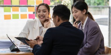 İşletme danışmanı grubu büyük veriler üzerinde çalışıyor ve şirketin mali belgelerini analiz ediyor.