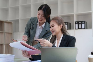 İşletme danışmanı grubu büyük veriler üzerinde çalışıyor ve şirketin mali belgelerini analiz ediyor.