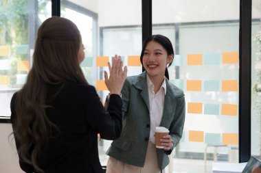 İş danışmanları konuyu mali raporda görüldüğü gibi değerlendirmek ve tartışmak için toplanıyorlar. Finansal danışman, yatırım danışmanı ve muhasebe konsepti.