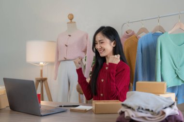 Serbest Asyalı Kadın Girişimcisi olarak açılışta kutulu bir dizüstü bilgisayar kullanarak online pazarlama paketleme kutusu ve KOBİ fikir konseptini dağıtma başarısı.