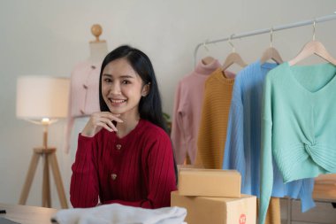 Serbest Asyalı Kadın Girişimcisi olarak açılışta kutulu bir dizüstü bilgisayar kullanarak online pazarlama paketleme kutusu ve KOBİ fikir konseptini dağıtma başarısı.