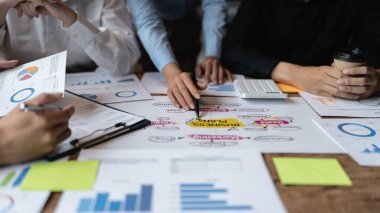 Bir grup İşkadını ve Muhasebeci, yolsuzluk hesabının soruşturulması için veri belgelerini inceliyor. Rüşvet karşıtı kavram.