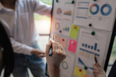 Bir grup İşkadını ve Muhasebeci, yolsuzluk hesabının soruşturulması için veri belgelerini inceliyor. Rüşvet karşıtı kavram.