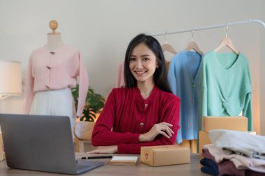 Serbest Asyalı Kadın Girişimcisi olarak açılışta kutulu bir dizüstü bilgisayar kullanarak online pazarlama paketleme kutusu ve KOBİ fikir konseptini dağıtma başarısı.