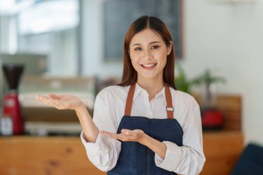 Startup 'un portresi kahve dükkanında başarılı küçük işletme sahibi. KOBİ girişimci iş konsepti.