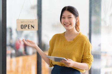 Startup 'un portresi kahve dükkanında başarılı küçük işletme sahibi. KOBİ girişimci iş konsepti.