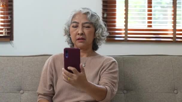 Starší Pacient Dívá Obrazovku Mobilního Telefonu Komunikující Lékařem Terapeut Online — Stock video