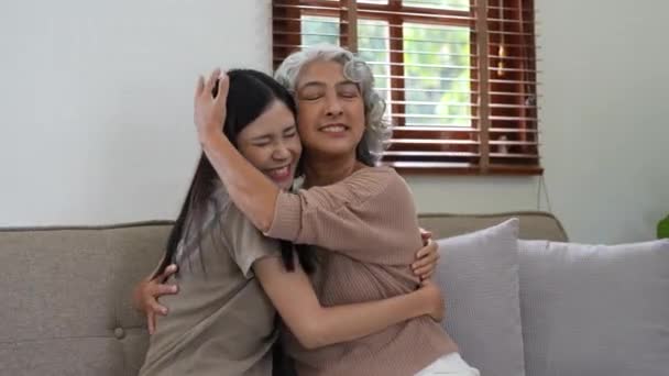 Fille Adulte Aimante Embrassant Mère Aînée Sur Canapé Maison Famille — Video