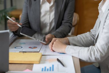 Bir grup iş danışmanı büyük veriler alıyor ve şirketin finansal belgelerini analiz ediyor. Hesap, finans, iş konsepti.