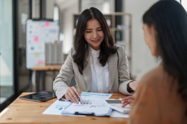 Bir grup iş danışmanı büyük veriler alıyor ve şirketin finansal belgelerini analiz ediyor. Hesap, finans, iş konsepti.