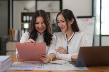 Bir grup iş danışmanı büyük veriler alıyor ve şirketin finansal belgelerini analiz ediyor. Hesap, finans, iş konsepti.