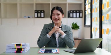 İş Belgeleri, Denetçi iş kadını belgeleri araştırıyor evrakları hazırlıyor ve analiz için rapor hazırlıyor. Vergi zamanı, muhasebeci Belgeleri iş yerinde veri ortaklığı anlaşması anlaşması.