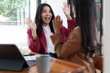 Bir grup iş danışmanı büyük veriler alıyor ve şirketin finansal belgelerini analiz ediyor. Hesap, finans, iş konsepti.