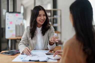 Bir grup iş danışmanı büyük veriler alıyor ve şirketin finansal belgelerini analiz ediyor. Hesap, finans, iş konsepti.