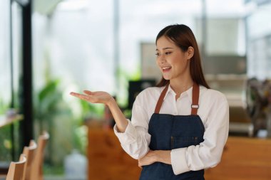 Startup 'un portresi kahve dükkanında başarılı küçük işletme sahibi. KOBİ girişimci iş konsepti.