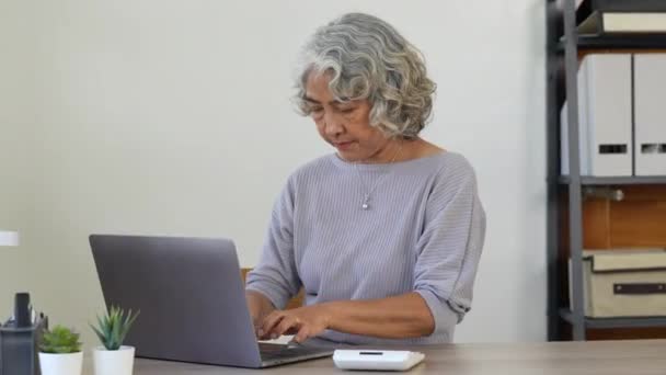Ανώτερη Ώριμη Γυναίκα Των Επιχειρήσεων Χρησιμοποιώντας Αριθμομηχανή Ηλικιωμένη Κυρία Διαχείριση — Αρχείο Βίντεο