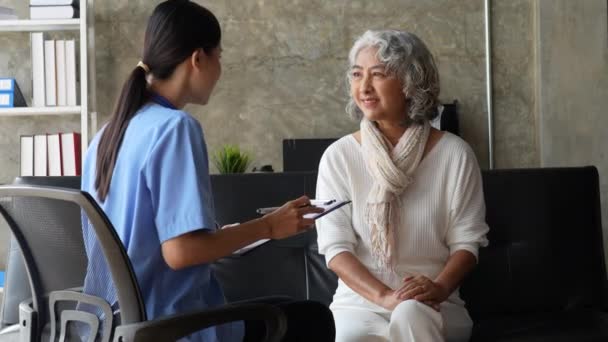 Krankenschwester Hause Physiotherapie Mit Erwachsener Seniorin Hause — Stockvideo