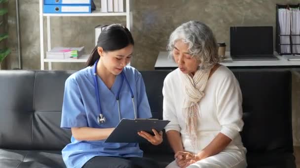 家庭保健护士 在家中与老年妇女进行物理治疗 — 图库视频影像