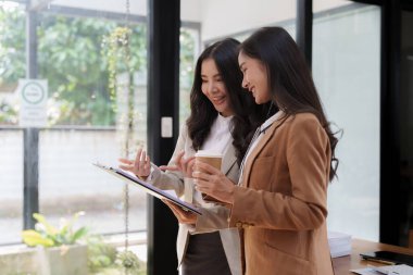 Bir grup iş danışmanı büyük veriler alıyor ve şirketin finansal belgelerini analiz ediyor. Hesap, finans, iş konsepti.