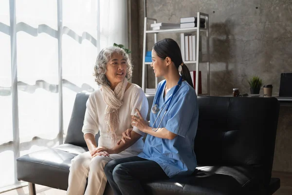 Thuis Gezondheidszorg Verpleegkundige Fysiotherapie Met Oudere Volwassen Vrouw Thuis — Stockfoto