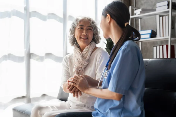 Thuis Gezondheidszorg Verpleegkundige Fysiotherapie Met Oudere Volwassen Vrouw Thuis — Stockfoto