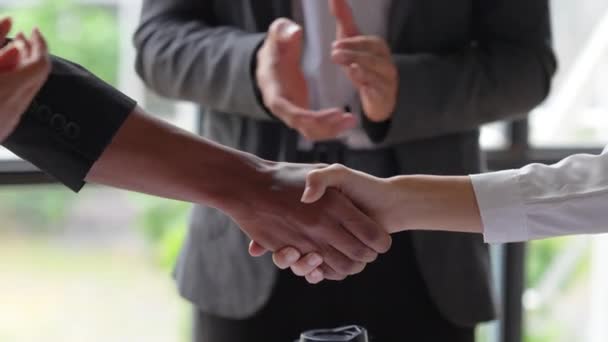 商业伙伴关系会议的概念 形象商人握手 成功的商人经过良好的交易后握手 集体支助概念 — 图库视频影像