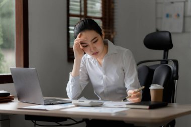 İş Belgeleri, Denetçi iş kadını belgeleri araştırıyor evrakları hazırlıyor ve analiz için rapor hazırlıyor. Vergi zamanı, muhasebeci Belgeleri iş yerinde veri ortaklığı anlaşması anlaşması.