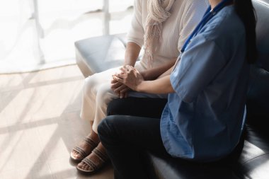 Evde sağlık hemşiresi, evde yaşlı bir kadınla fizik tedavi..