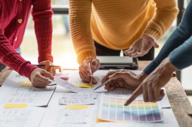 Bir grup ux geliştirici ve ui tasarımcı modern ofisteki uygulama arayüzü tasarımı hakkında beyin fırtınası yapıyorlar. Yaratıcı dijital geliştirme ajansı.