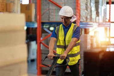 Depoda çalışıyorum. Erkek depo çalışanı depoyu kontrol ediyor. Piyasaya mal dağıtımını düzenleyen eleman.