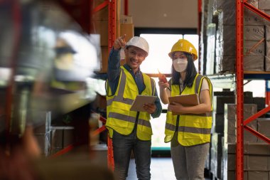 Depoda çalışıyorum. Erkek depo çalışanı depoyu kontrol ediyor. Piyasaya mal dağıtımını düzenleyen eleman.