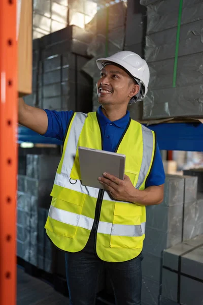 Working Warehouse Male Warehouse Worker Checking Storage Department Employee Organizing — Stock Photo, Image