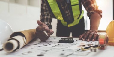 Profesyonel mimar tasarımcı yapı mühendisi takım arkadaşları bina tasarım projesini tartışıyor.