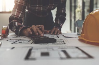 Profosyonel mimar tasarımcı yapı mühendisi proje tasarımı üzerinde çalışıyor..