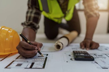 Profesyonel mimar tasarımcı yapı mühendisi takım arkadaşları bina tasarım projesini tartışıyor.