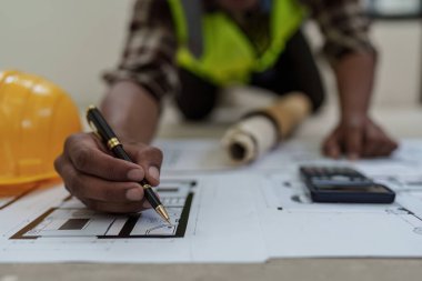 Profosyonel mimar tasarımcı yapı mühendisi proje tasarımı üzerinde çalışıyor..